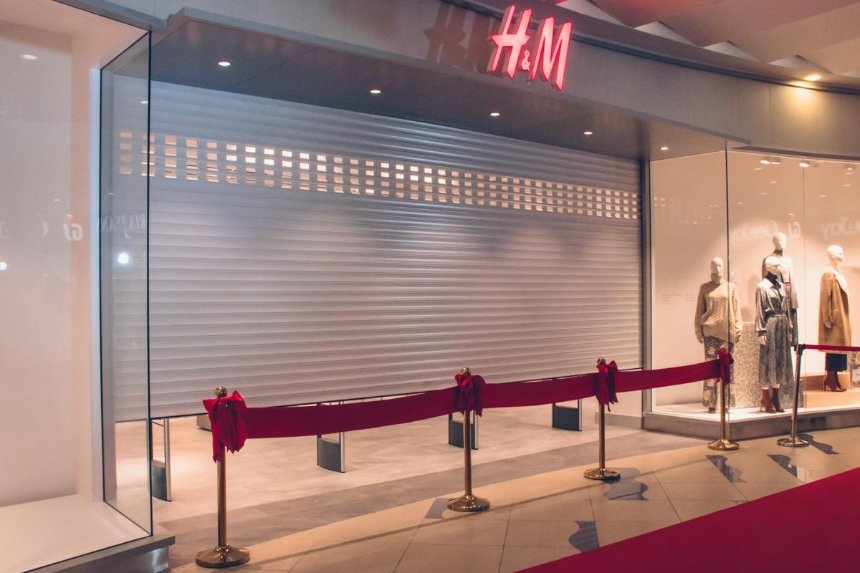 Великі черги та знижки: у Києві відкрився другий магазин H&M (фото, відео)