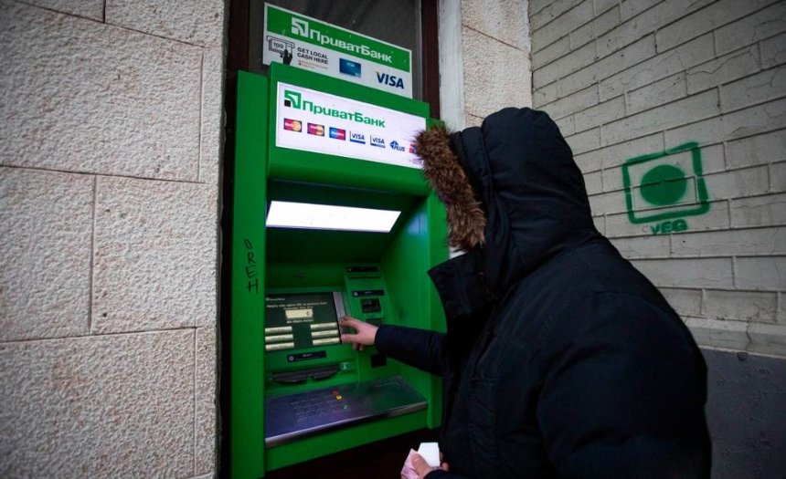 «ПриватБанк» ненадолго прекратит обслуживать платежные карты и банкоматы