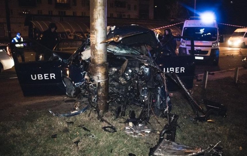 На проспекте Гагарина такси на большой скорости врезалось в столб (фото)