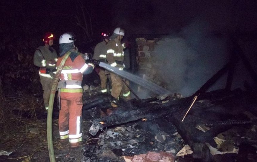 На Русановских садах сгорело сразу два дома (фото)