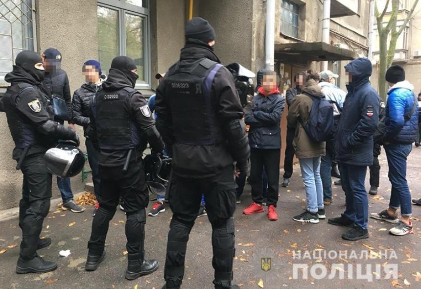 В центре Киева задержали группу вооруженных дубинками «титушек»
