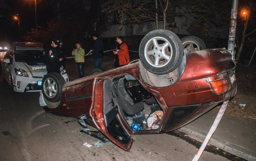 В Дарницком районе пьяный водитель перевернул машину на крышу (фото)