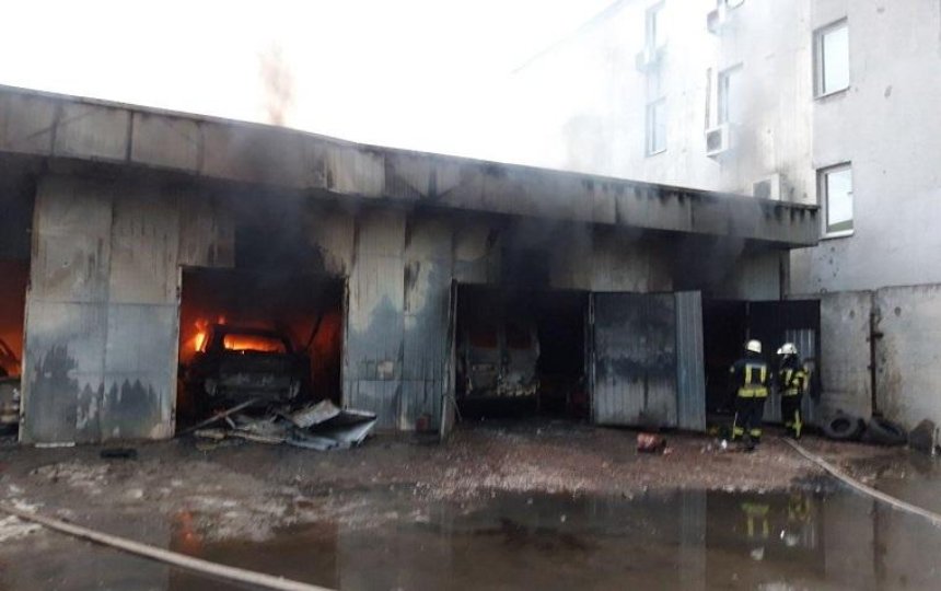 На СТО в Соломенском районе произошел серьезный пожар (фото, видео)