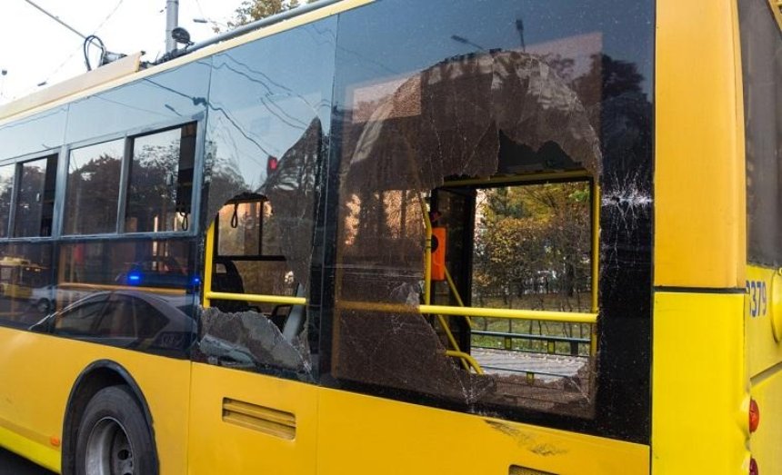 В Соломенском районе маршрутка врезалась в троллейбус (фото, видео)