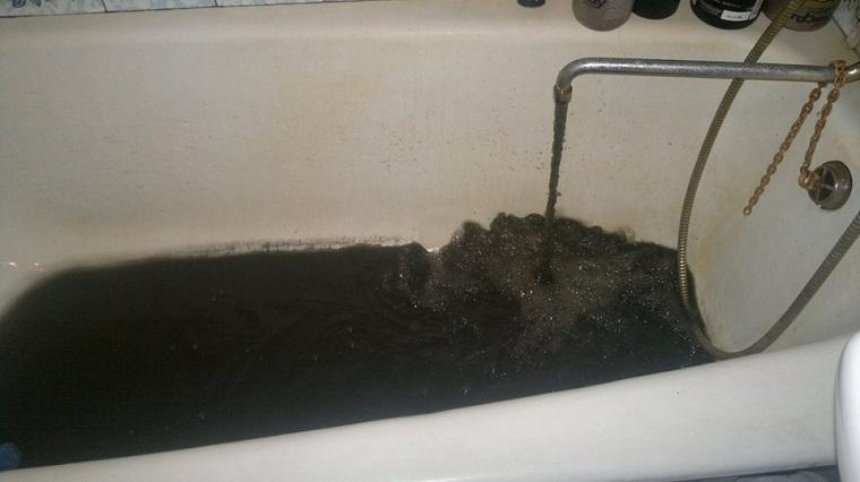 В одной из столичных квартир из крана потекла черная вода (фото)