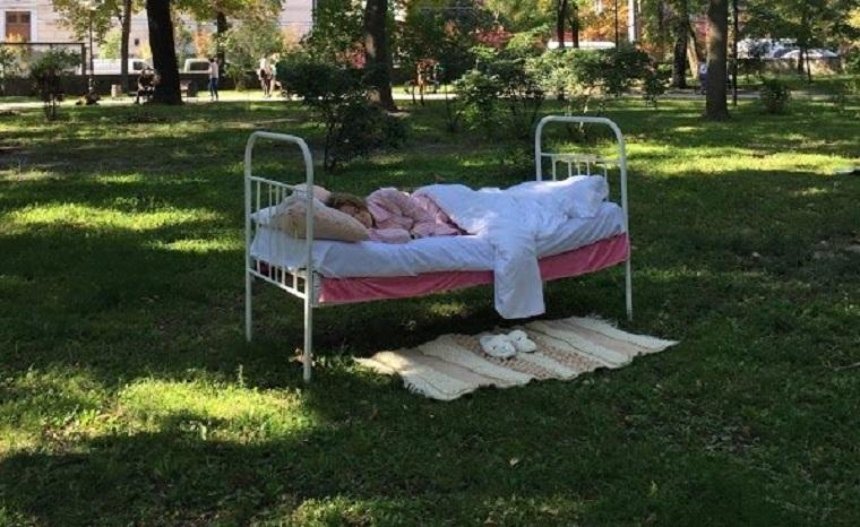 На улицах Киева заметили мебель (фото)