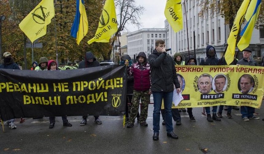 В центре столицы требуют закрыть два украинских телеканала (фото)