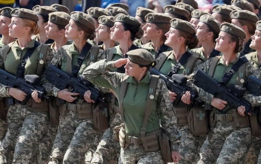 Президент уравнял права мужчин и женщин в армии 