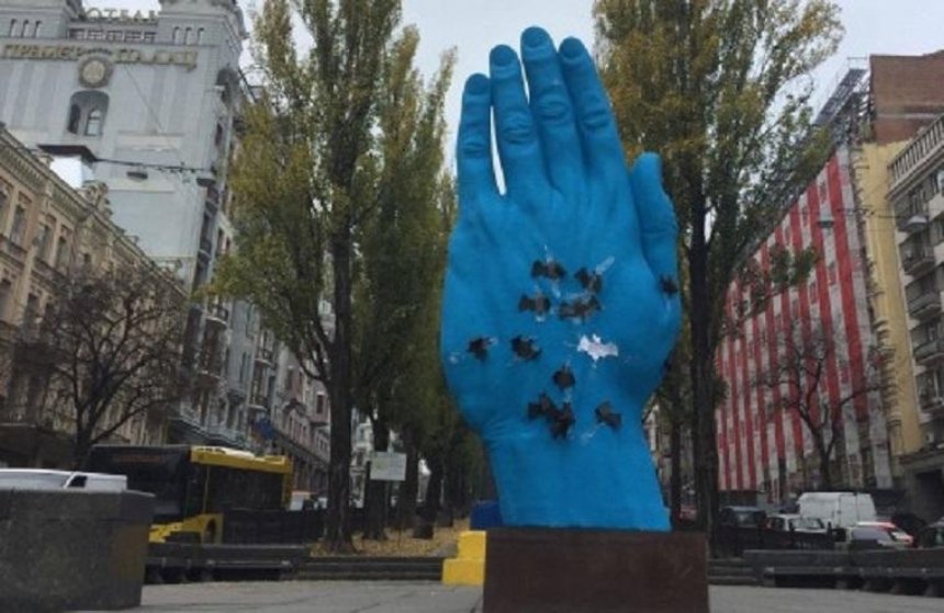 На синюю руку в центре Киева «слетелись» летучие мыши