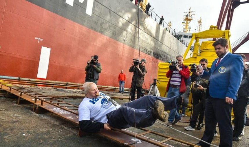 Украинец протянул зубами судно весом 614 тонн (фото)