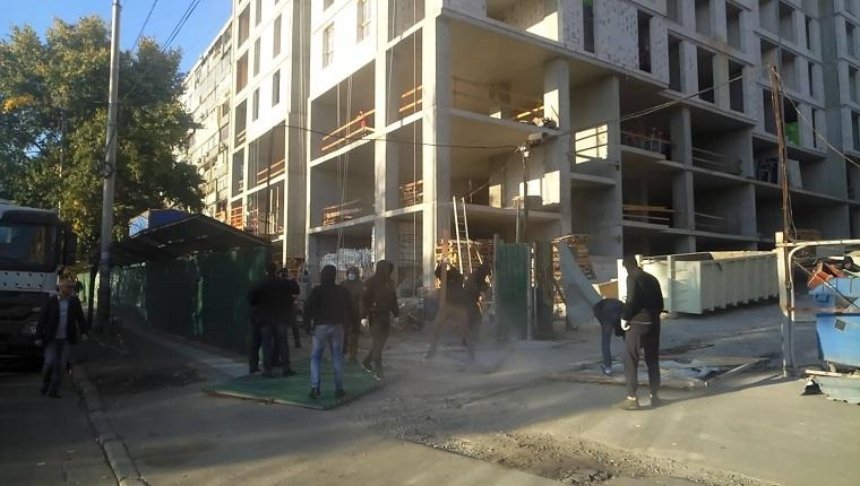 Неизвестные громили стройку в центре Киева (фото)