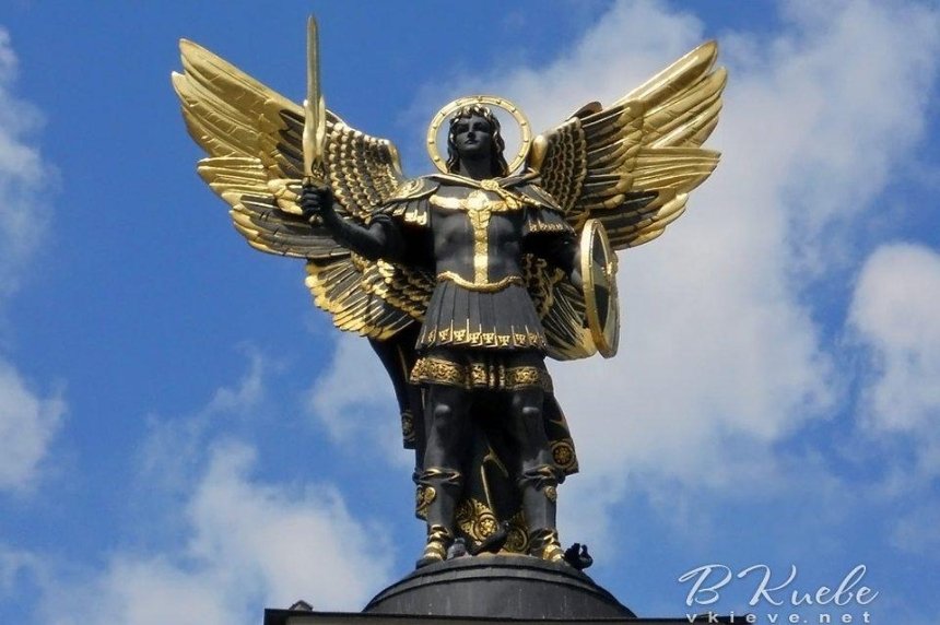 Депутат увидел Сатану в скульптуре Архангела Михаила на Майдане и требует принять меры