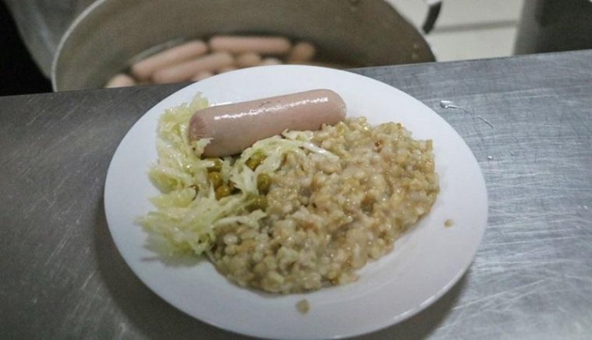 В школьных столовых Соломенского района нашли просроченные продукты (фото)