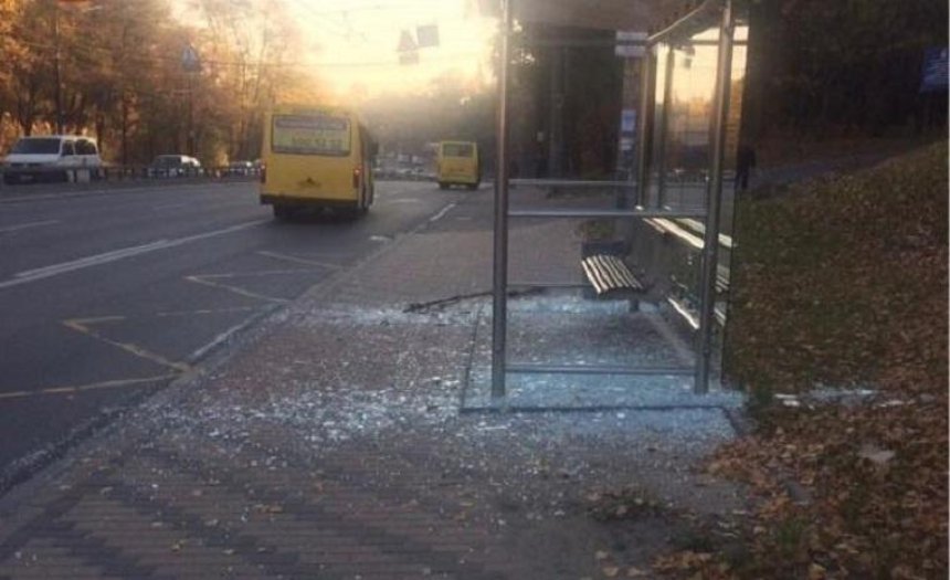 В Киеве вандалы разбили стеклянную остановку (фото)