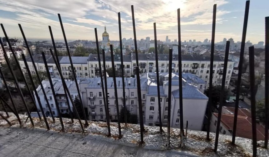 В скандальной высотке возле Софии Киевской начали демонтаж лишних этажей