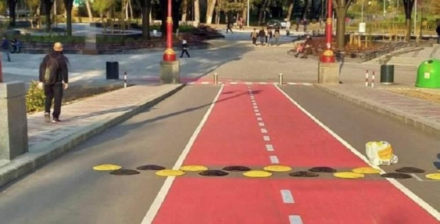 На Пешеходном мосту установили «лежачего полицейского» для велосипедистов