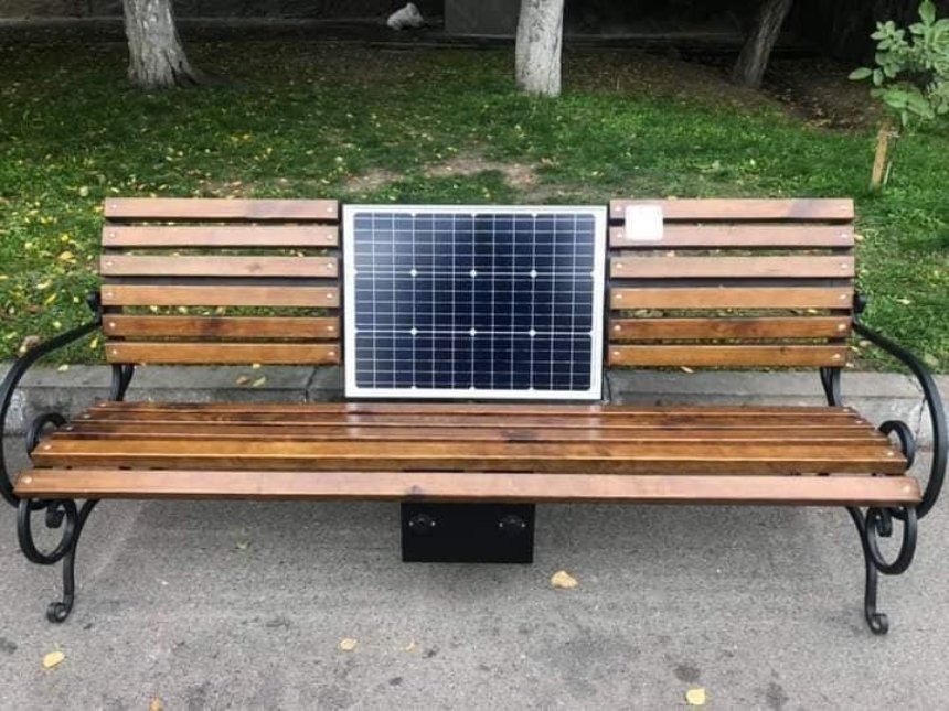 В Киеве рядом с КПИ установили скамейки с солнечными батареями