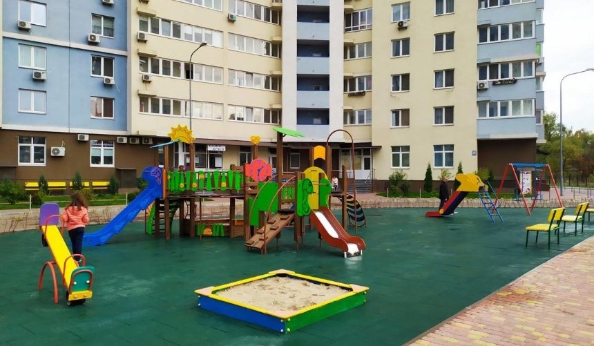 На проспекте Глушкова обновили сквер с детской площадкой и местом для выгула собак