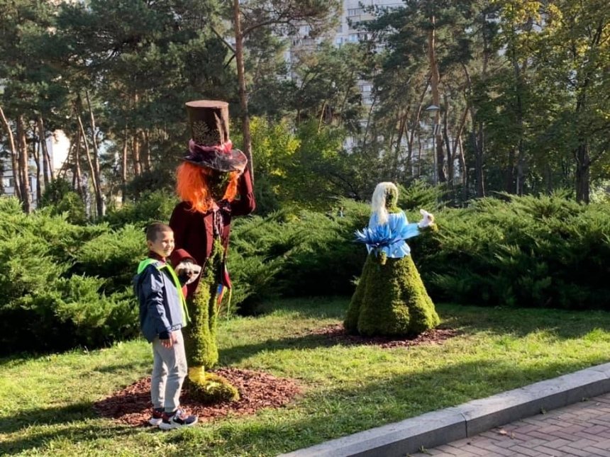 В киевском парке Победы появились новые экспонаты из «Алисы в стране чудес»
