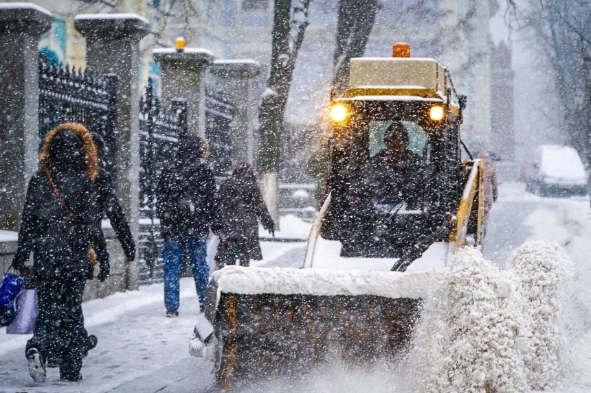 Соль, спецтехника и метеостанции: как коммунальные службы готовятся к зиме