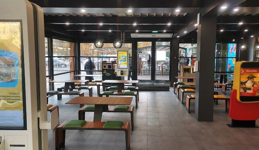 На Академгордке открыли обновленный McDonald’s: как он выглядит