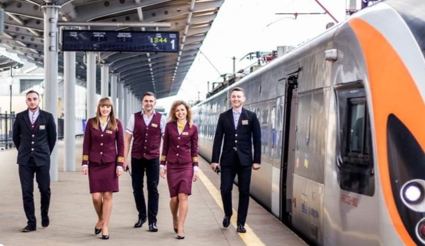 «Укрзалізниця» ищет стюардов в «Интерсити» и Kyiv Boryspil Express