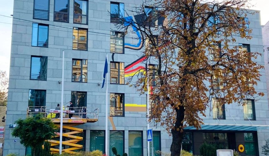 На посольстве Германии в Украине нарисовали мурал