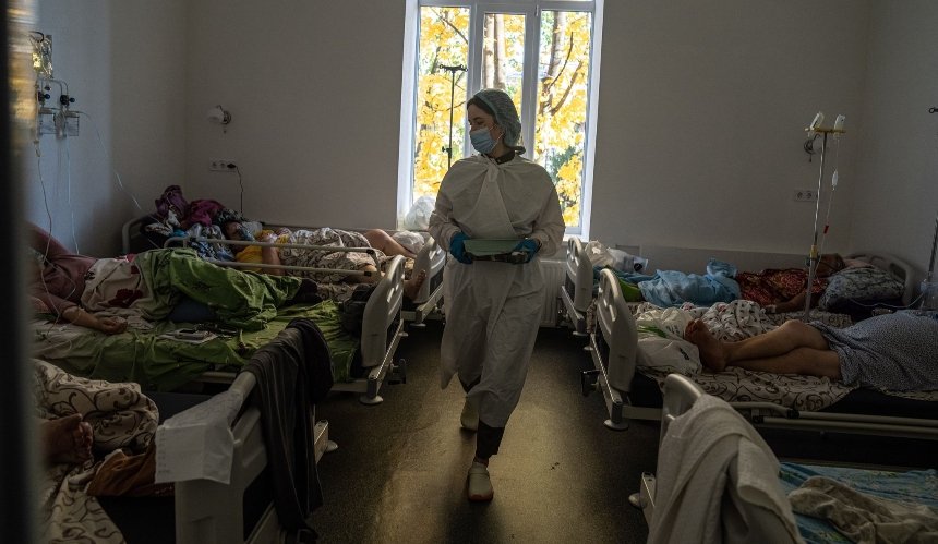 МОЗ опубликовал пугающие фото из больниц для коронавирусных больных