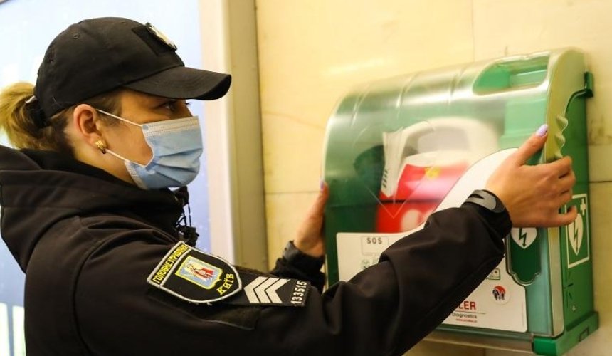 Полицейская в метро спасла пассажира, у которого остановилось сердце
