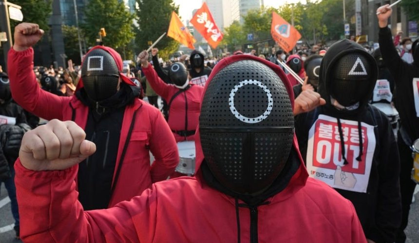 Жители Сеула вышли на протест в костюмах из «Игры в кальмара»: что они требуют