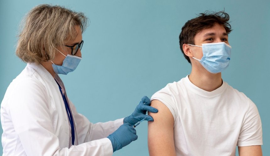 Подростков от 12 до 17 лет разрешили прививать вакциной от COVID-19
