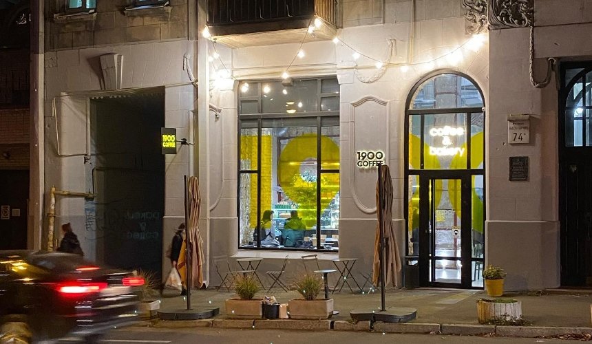 Владельцы кафе в Киеве самостоятельно восстановили фасад исторического дома