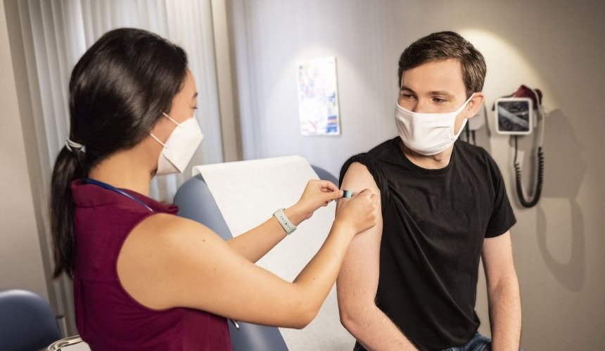 Некоторым украинцам могут разрешить третью дозу вакцины: кому именно