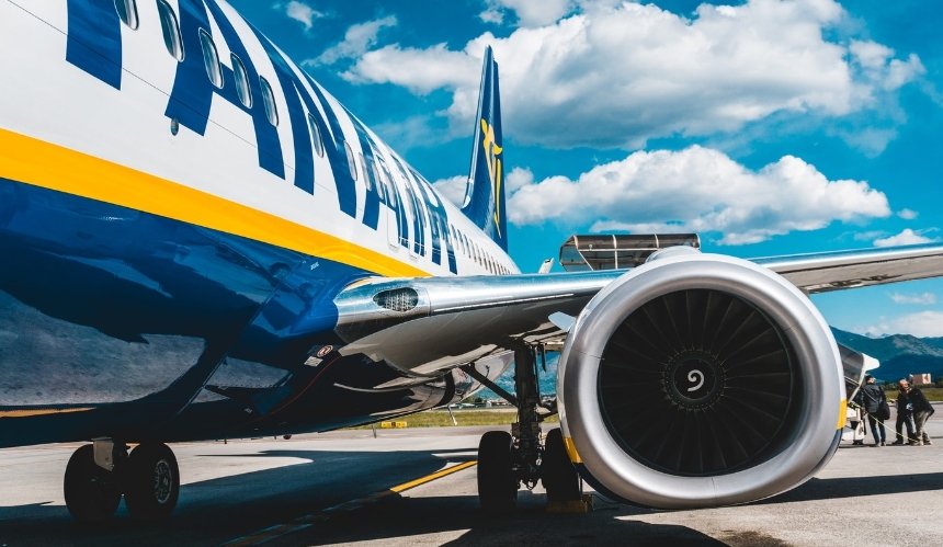 Ryanair объявил быструю распродажу: второй билет можно получить за полцены