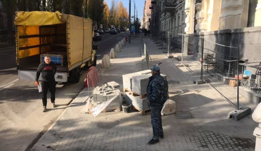 На бульваре Тараса Шевченко срубили деревья и обустраивают парковку: фото