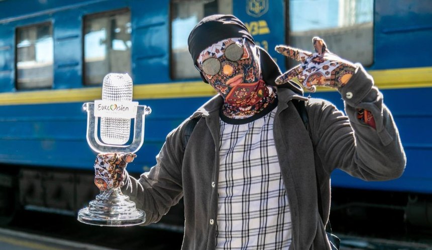 Новий кришталевий мікрофон Kalush прибув до Києва