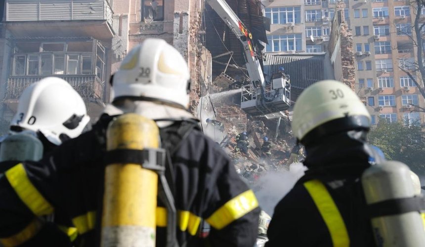 У Києві з-під завалів зруйнованого будинку витягли ще одну загиблу