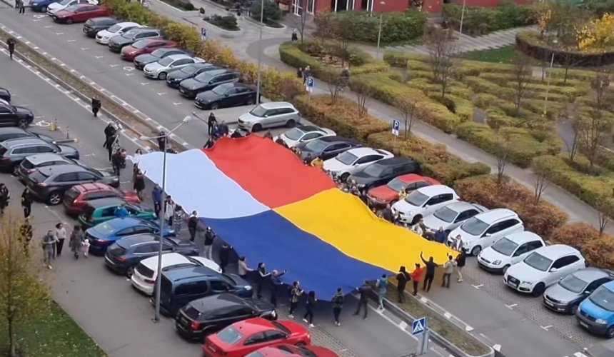 У Києві на знак подяки полякам пронесли спільний прапор України та Польщі 
