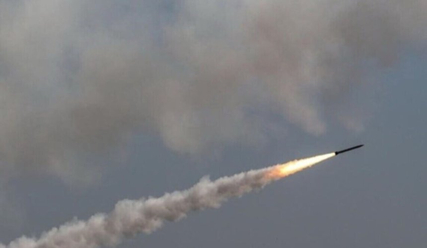 У Києві та області підтвердили ракетні влучання 