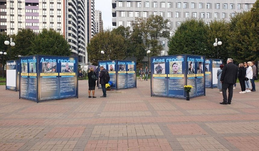 На Севастопольській площі з'явилася "Алея героїв", де можна залишити слова підтримки і подяки: фото