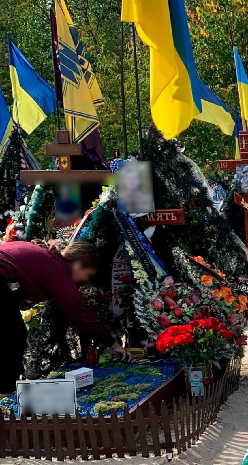 У Києві діти заради розваг обкрадали могили полеглих захисників на Берковецькому кладовищі: малолітніх порушників знайшли