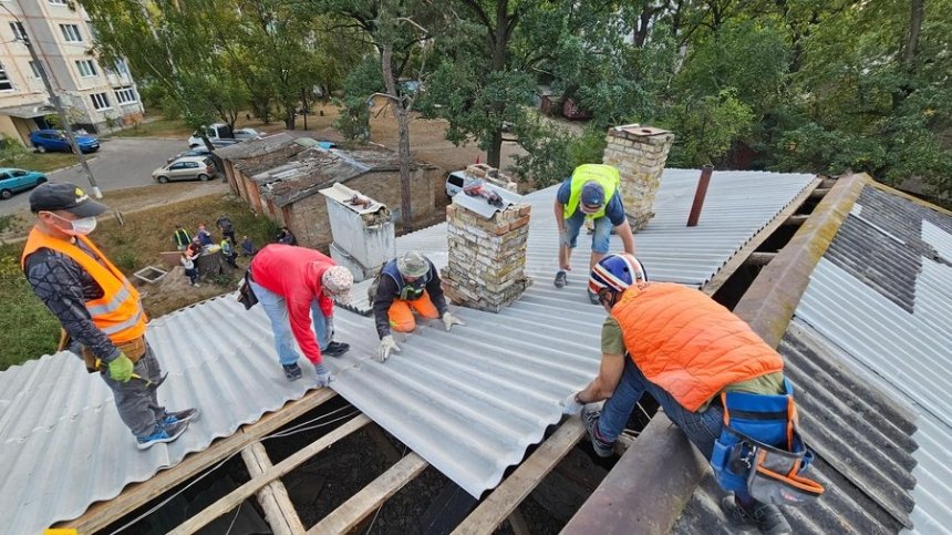 Волонтери Київського будбату розпочали відбудову двоповерхового будинку в Ірпені