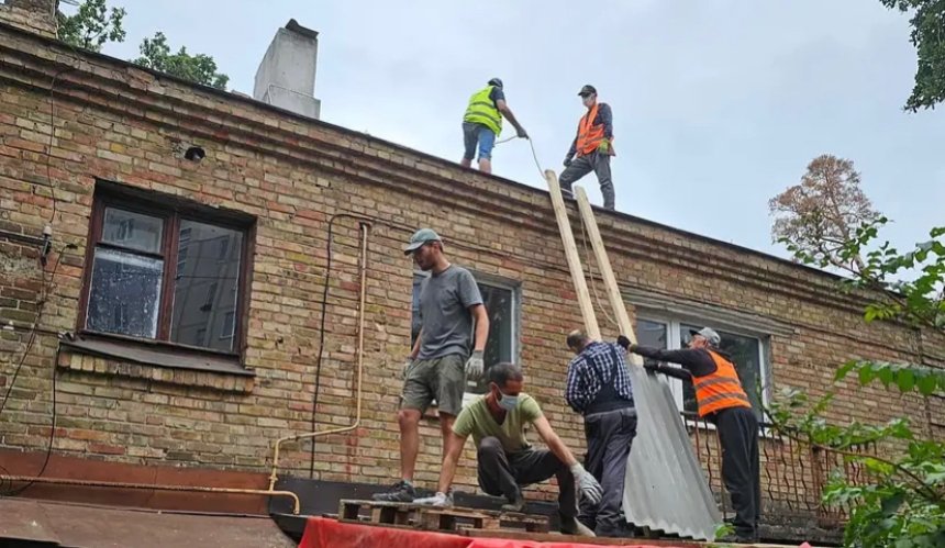 Волонтери "Добробату" відновлюють будинок чотирьох родин в Ірпені: фото