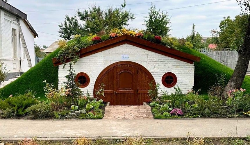 У Гостомелі для початкової школи побудували укриття у вигляді будиночка Гобітів: фото