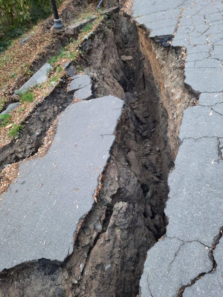 Внаслідок обвалу на території Солом’янського парку в Києві було пошкоджену одну з пішохідних алей: хто відповідальний за відновлення