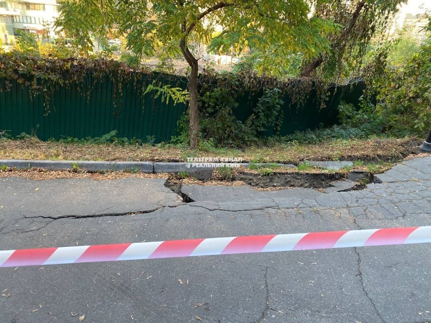 Сьогодні зранку, 14 жовтня 2023, у Солом'янському Ландшафтному парку в Києві обвалився тротуар