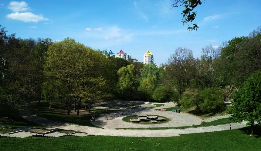 У Солом'янському парку обвалився схил з доріжками: фото