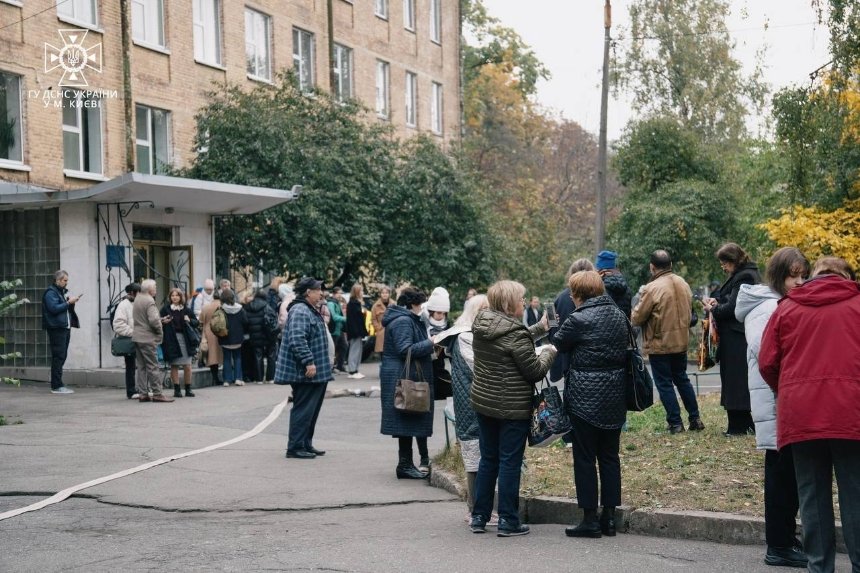 У художній школі Шевченківського району Києва сьогодні зранку, 19 жовтня 2023, сталась пожежа: евакуювали 150 дітей