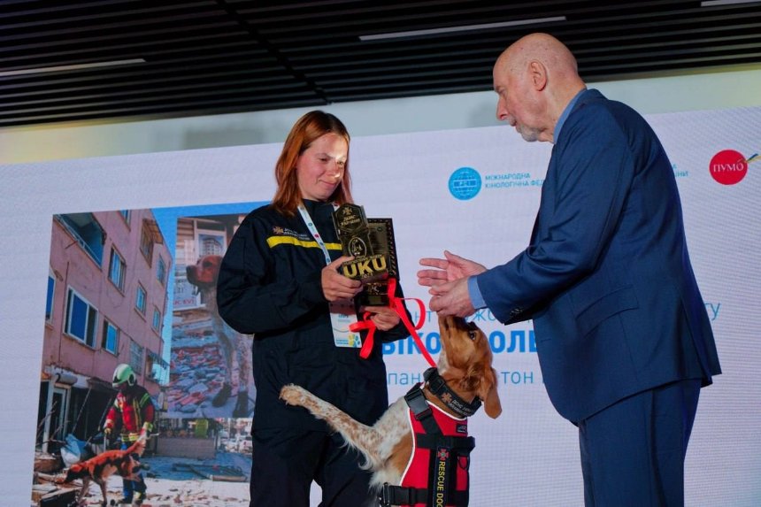 У Києві нагородили службових собак та кінологів ДСНС за рятувальні операції, розмінувальні процеси, пошуки людей під завалами та у лісах