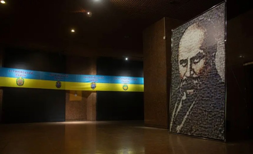 У Музеї війни в Києві відкрили нові виставки з демонтованим гербом, російськими безпілотниками та роботами С215
